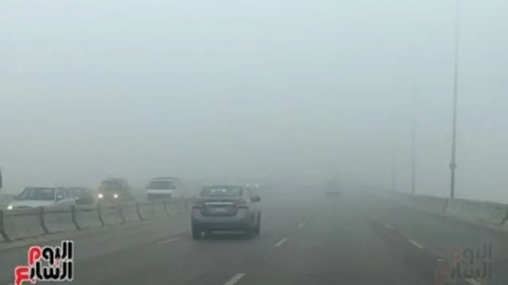 القاهرة 10 درجات.. كتل هوائية باردة وضباب كثيف يغطي الطرق والمحاور الرئيسية